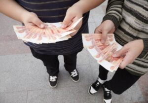 Карманные деньги для подростка: зачем нужны, сколько давать и как часто