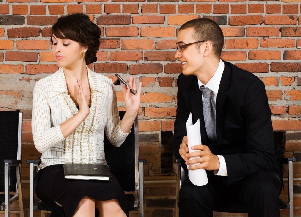 Со мной избегают общения. Со мной избегают общения. Со мной избегают общения. На повышенных тонах. Разговор с коллективом.